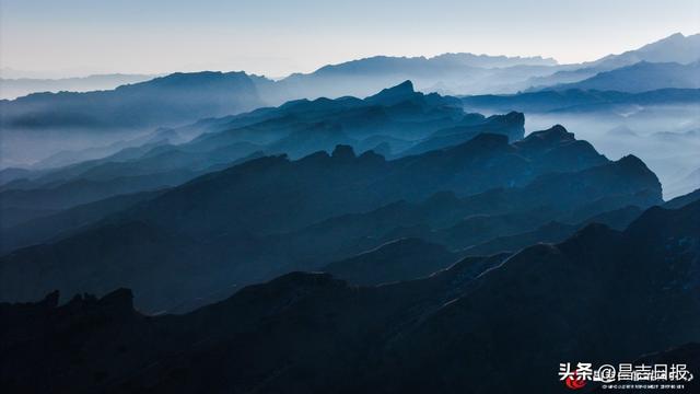 视觉·昌吉 | 日出丹霞绘秋韵 薄雾青峦织画屏