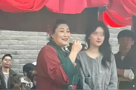 开封王婆爆火的原因找到了，她的真实身份不简单图片