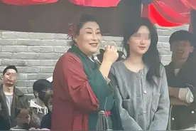 开封王婆爆火的原因找到了，她的真实身份不简单图片