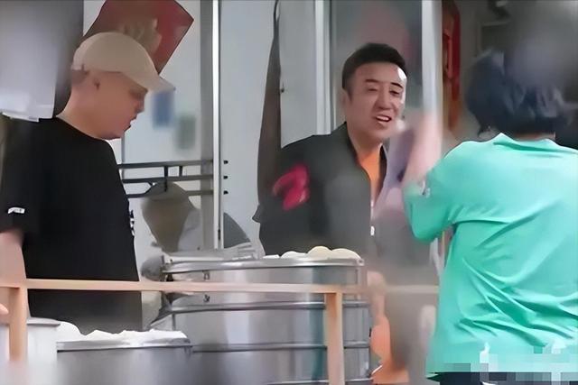 于和伟：3岁丧父，吃姐姐奶水长大，成名后为8个哥哥姐姐买房！