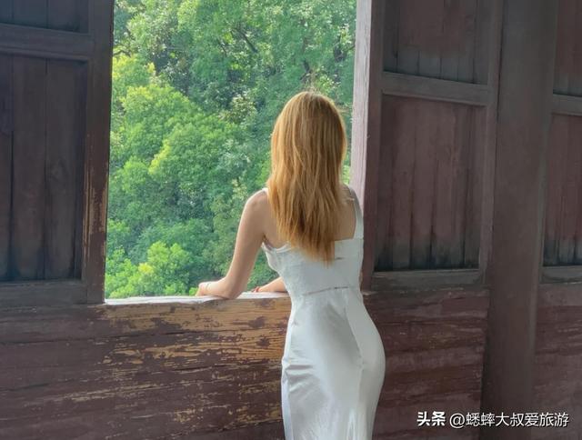 杭州千年古塔彻底火了，每层都长满了美女，秋日中，快拍人生照片