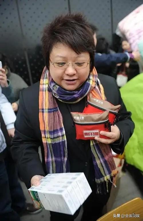 贪污上亿、假慈善？被实名举报的韩红，如今连坐椅子都成了"错"