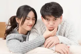 妻子坚持冒雨去照顾前任，回到家时，丈夫对岳父说：人你领回去吧图片