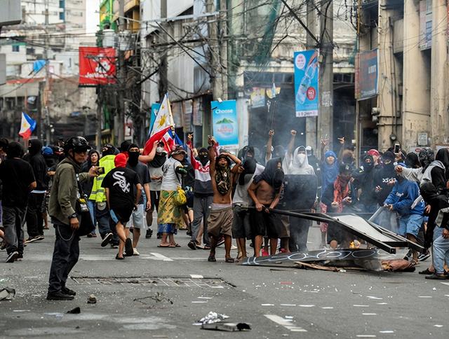 抗议席卷菲律宾，15万菲军有异动，30万民众或加入，杜家坐收渔利