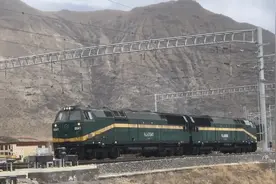 青藏铁路建成至今已19年，为啥不换国产车头，还在用美国车头？图片