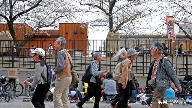 中国将迎人口死亡高峰！22年1041万，23年1100万，去年死亡多少？