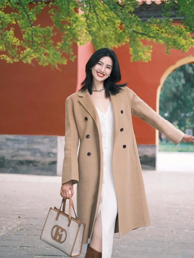 卡其色呢子大衣长裙气质