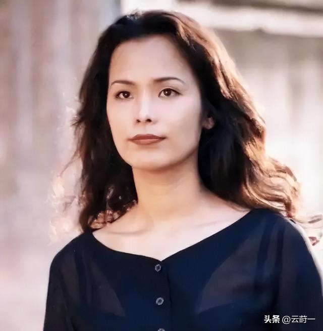 62岁韦唯现状，家暴前夫离世，车祸脊柱断裂	，3个混血儿子已回国