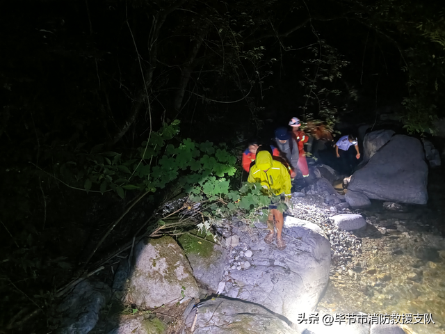 “驴友”组队景区徒步迷路 消防深夜3小时成功营救