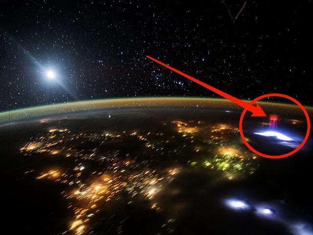 马斯克星链危机：5年坠毁583颗卫星！太阳风暴致卫星寿命缩短20%