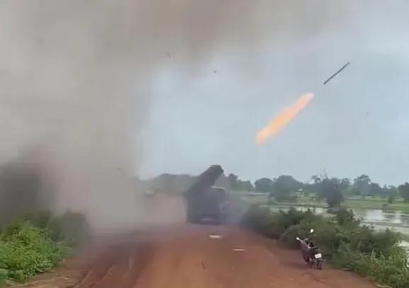泰国F-16火力全开越炸越狠，中国火箭炮首参战，柬埔寨彻底失算了