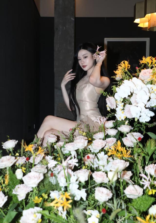 范志毅爱女晒27岁生日照，戴二十万卡地亚办宴，和马镇亲热很般配