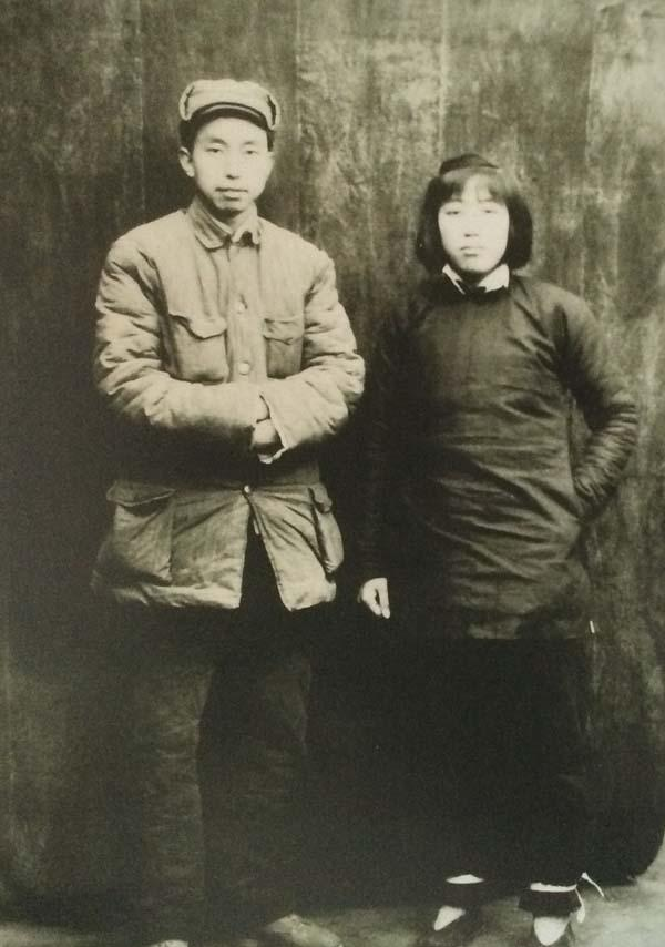 华国锋夫人韩芝俊有多美？1961年在长沙的全家福，30岁她端庄贤惠