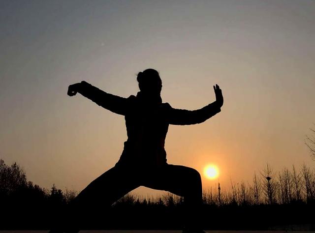 真好笑！独练太极拳，有时候练着练着，有的招式就跳过去了