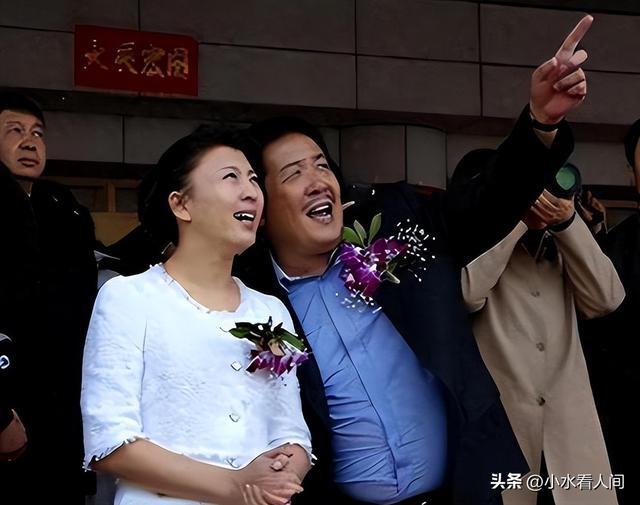 闫学晶丑闻再曝！一人已被拘留，婚变内幕被扒	，亲手拔父亲氧气管