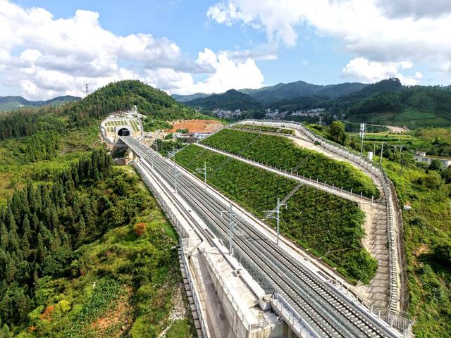 盘兴高铁开通运营