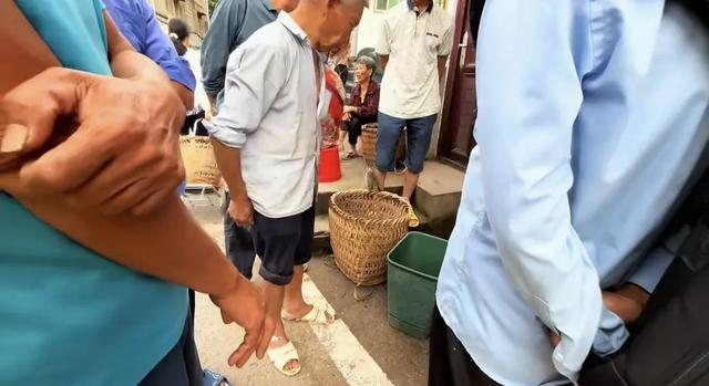 四川山村小镇赶场的真实景象，70后看了是什么感觉？
