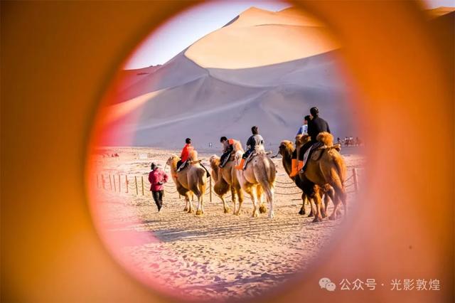 甘肃敦煌：深秋时节大漠秋景醉游人