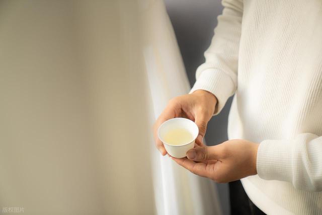 茶叶是高血压的“加速剂”？医生表示：不想血压飙升，少喝5种茶