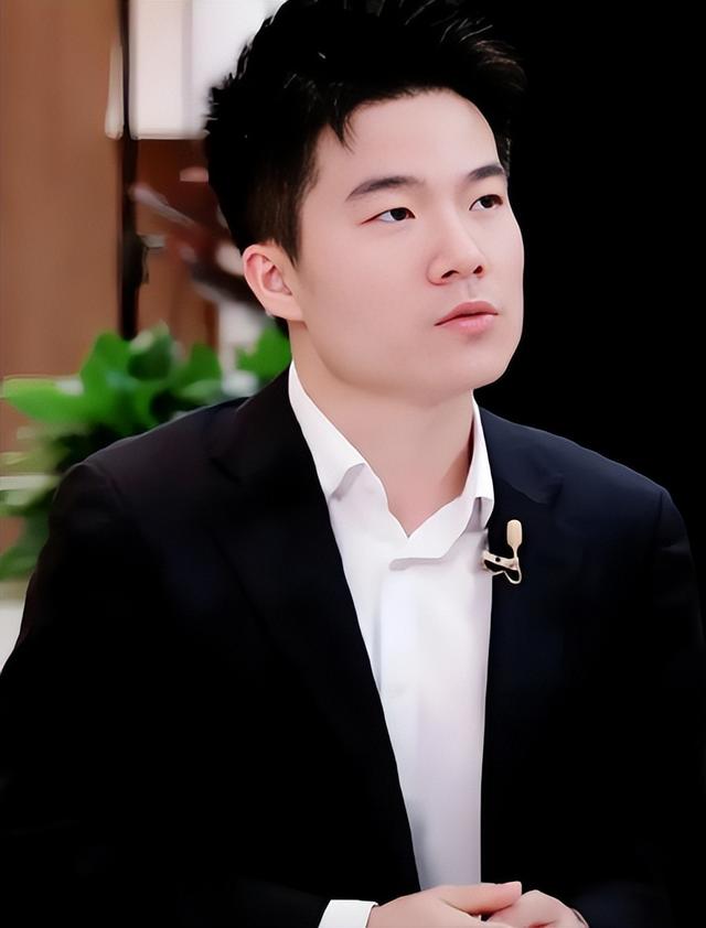 俞敏洪没想到，董宇辉受邀九三阅兵半月多，再因一个举动口碑暴涨
