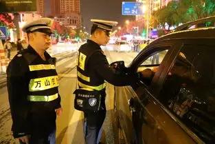 交警提醒：无证酒驾、隔夜酒驾，全部取缔！喝酒不开车已成铁律