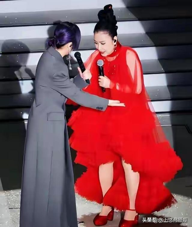 78岁连路都走不稳还开演唱会，全网骂声一片，她却扬言回馈粉丝