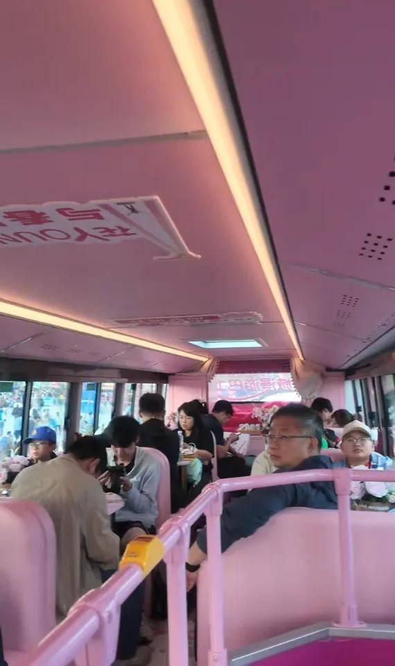 搭乘「春城漫游巴士」，解锁文旅新体验~
