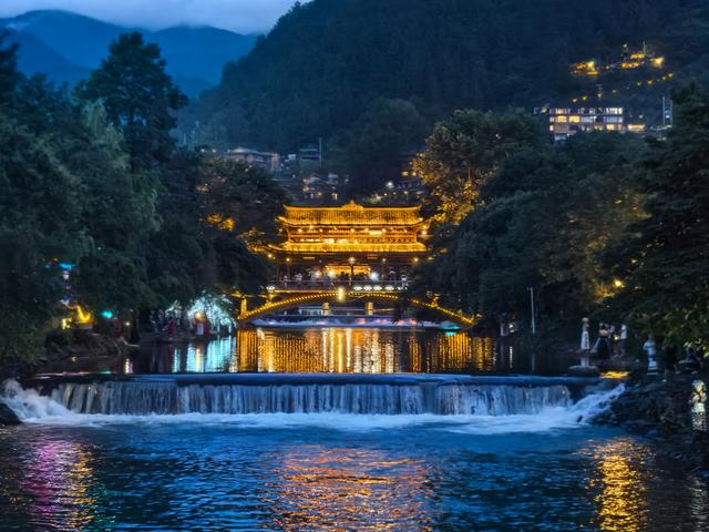 《千户苗寨夜景》