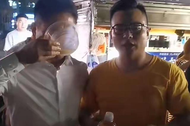 太罕见！京东总裁刘强东回宿迁老家，逛夜市吃路边摊，烟火气十足