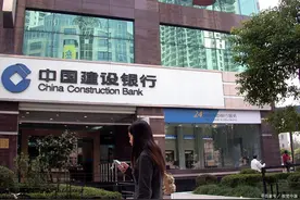 去银行存钱要带身份证吗图片