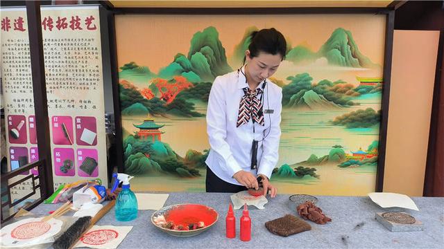 黄粱梦吕仙祠景区讲解员体验非遗传拓技艺