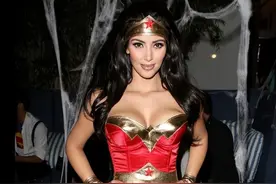 金·卡戴珊：那些年，她惊艳了万圣节的时尚瞬间图片