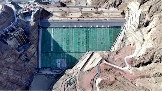 最大沙漠边缘建水利枢纽，我国因地制宜，不料却创下世界纪录！