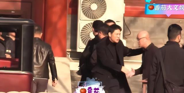 唐嫣穿黑色大衣出席公公葬礼，罗晋和她互动自然，傅程鹏现场帮忙