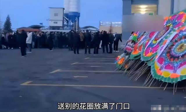 不装了！贺娇龙葬礼炸出"牛鬼蛇神"	，恶心的事发生，结果大快人心