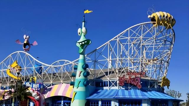 同是世界级主题乐园，为何上海迪士尼赚，北京环球影城亏？