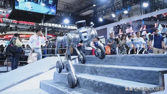宇树科技最全产品线家族同台亮相引爆2025 WRC