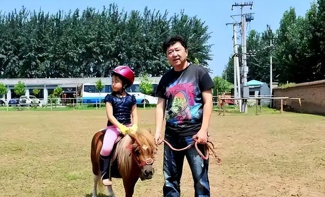 不查不知道一查吓一跳，坐拥北京60亩马场的于谦，私下到底有多壕