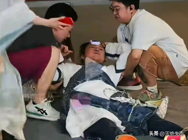 落难的凤凰不如鸡，这些沦落到给景区打工的明星，一个比一个心酸