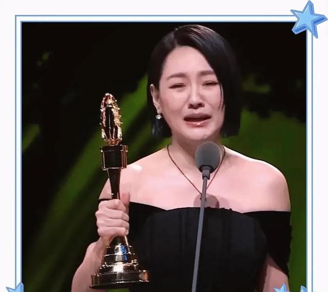 小S含泪领奖，脖子上的大S骨灰项链，是她最后的盔甲