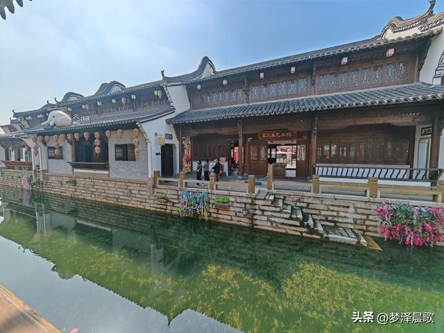 湖北祥云湾：九派建筑环湖立 传统现代共交融