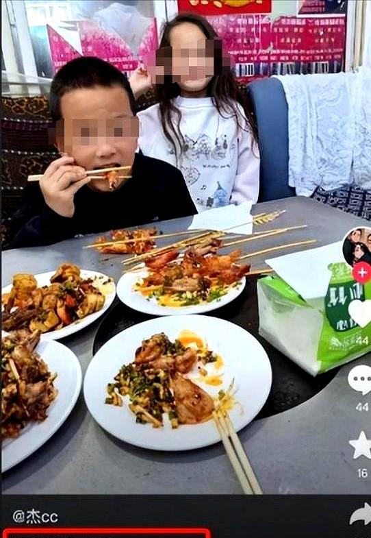 男子毒杀儿女出庭受审！逼喝3瓶农药，孩子挣扎抓烂床，父亲冷眼拍照