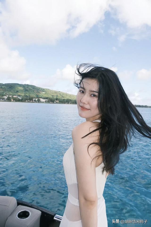 泳坛女神刘湘的假日：海边游泳拍摄写真，活力四射身材绝美！