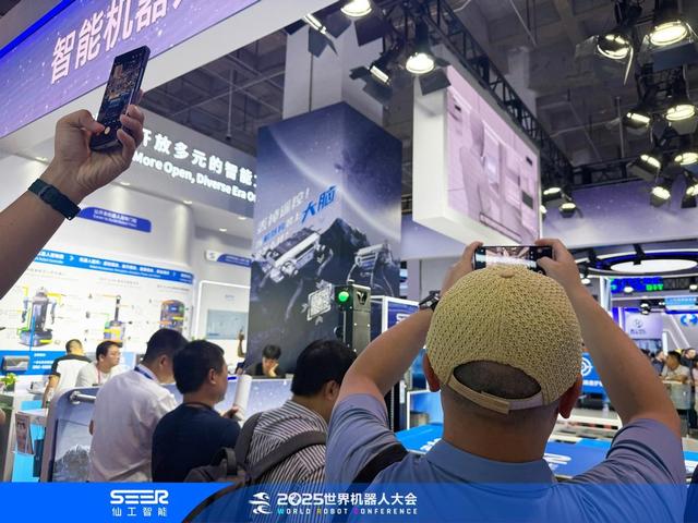 仙工智能亮相2025WRC：人形机器人打工实景，机器狗表演燃爆全场