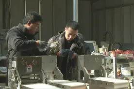 通辽库伦农民自制拨面机斩获专利图片