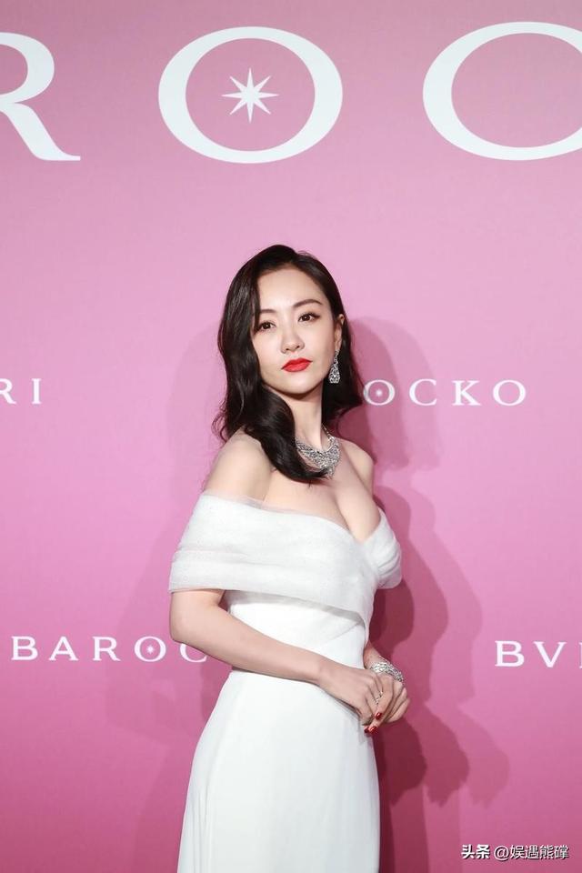 杨蓉这胸是真的吗？跟两个足球一样了，真的非常好看了