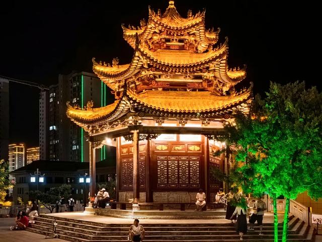 水墨成州夜生辉：青泥河与奎星楼的夜色对话