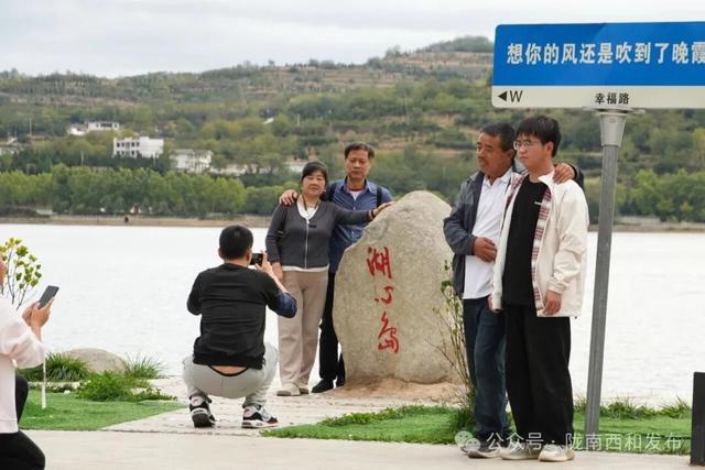 晚霞湖景区国庆客流迎高峰 乞巧文化成打卡热点