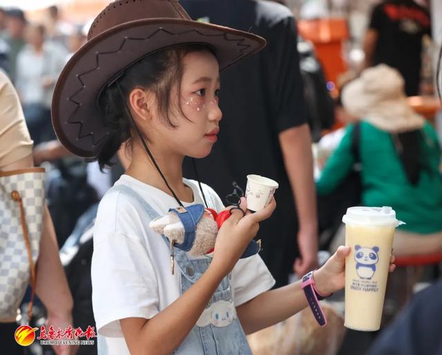 乌鲁木齐这条街被各地游客“挤爆”,烟火气漫出屏幕