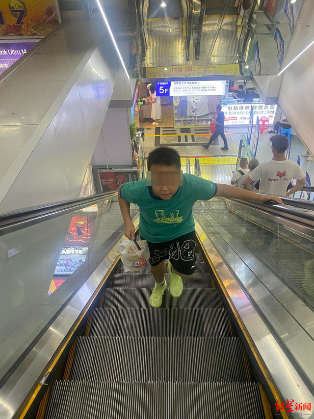 “比玩手机好！”“小孩哥”代送外卖，每单收费1、2元，网友吵起来了